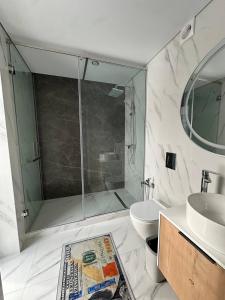 ein Badezimmer mit Dusche, Toilette und Waschbecken in der Unterkunft RODNIK guesthouse in Besqaynar