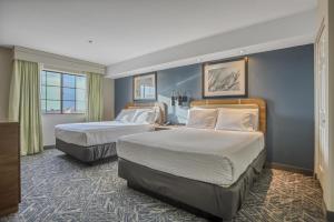 Una habitación de hotel con dos camas y una ventana. en Best Western Hesperia-Victorville Suites, en Hesperia