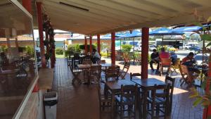 ห้องอาหารหรือที่รับประทานอาหารของ Hostal El Hangar