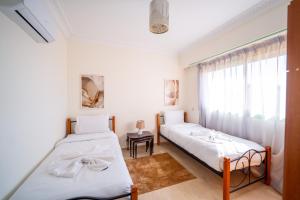 Dos camas en una habitación con ventana. en Luxury 2 BDRM in Hivernage with Pool and Garden, en Marrakech 60 fotos más