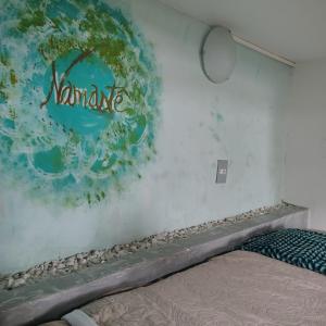 een bed in een kamer met een bord aan de muur bij Vila Paisagem in Barra de Guaratiba +109 foto's