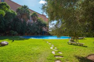 un parque con un banco junto a una piscina en Luxury 2 BDRM in Hivernage with Pool and Garden, en Marrakech