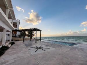 - un bâtiment avec vue sur l'océan dans l'établissement Beach Villa Seaside Sunset Haven Nature & Chill, à Chuburná