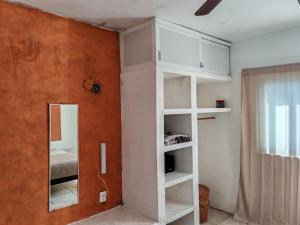 un lit superposé blanc dans une chambre avec un miroir dans l'établissement Beach Villa Seaside Sunset Haven Nature & Chill, à Chuburná 40 autres photos