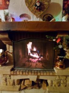 d'une cheminée en briques avec une cheminée. dans l'établissement Chalet 126 m² PRALOUP, à Uvernet