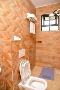 Ένα μπάνιο στο Fahari Cedar House