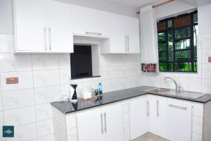 Η κουζίνα ή μικρή κουζίνα στο Fahari Cedar House +22 φωτογραφίες