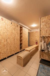 un dressing avec des casiers en bois et un banc dans l'établissement Côté-Bourget 4 pers L'ORGERE proche La Norma Aussois, à Villarodin-Bourget 24 autres photos