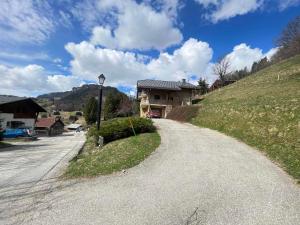 Nespecifikovaný výhled na hory nebo výhled na hory při pohledu z chaty