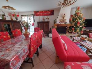 une salle à manger avec une table et un sapin de Noël dans l'établissement Chalet 126 m² PRALOUP, à Uvernet