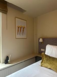 a bedroom with a bed and a window with umbrellas at Hotel Atlas Vondelpark in Amsterdam