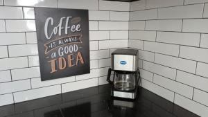 Příslušenství pro přípravu čaje a kávy v ubytování Arenal's Beach Home