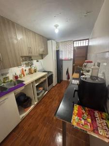 Una cocina con suelos de madera y encimera. en Hostel Wayra Wasi, en Lima