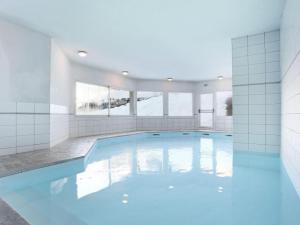 - une grande piscine d'eau bleue dans une chambre dans l'établissement Charmant duplex 6 pers au cœur du village avec piscine et parking - FR-1-505-192, à Notre-Dame-de-Bellecombe