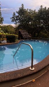 une grande piscine avec un robinet en métal dans l'établissement Quinta La Vita Turrubares, à San Juan de Mata