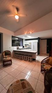 une grande chambre avec une cuisine et un salon dans l'établissement Quinta La Vita Turrubares, à San Juan de Mata