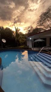 une réflexion sur une personne dans une piscine dans l'établissement Quinta La Vita Turrubares, à San Juan de Mata