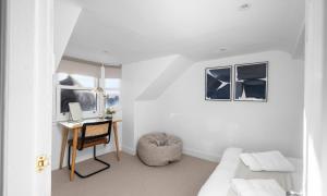 Postel nebo postele na pokoji v ubytování Regal Residence