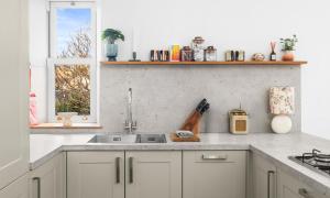 Kuchyň nebo kuchyňský kout v ubytování Regal Residence + 44 fotografií