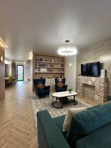 ein Wohnzimmer mit 2 blauen Sofas und einem Kamin in der Unterkunft RODNIK guesthouse in Besqaynar