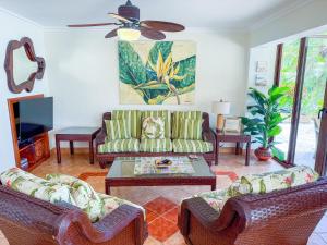 Posezení v ubytování Villa Mariposa 10 Luxury Beachfront Escape