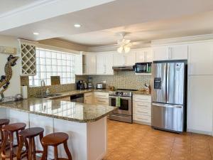 Kuchyň nebo kuchyňský kout v ubytování Villa Mariposa 10 Luxury Beachfront Escape