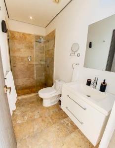 une salle de bain avec toilettes, lavabo et douche dans l'établissement Departamento para 12 personas con vista al mar, à Acapulco