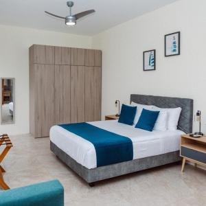 une chambre avec un grand lit avec des oreillers bleus dans l'établissement Casa Orilla Lodge, à Huamboya