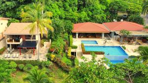 Bazén v ubytování Villa Mariposa 10 Luxury Beachfront Escape nebo v jeho okolí