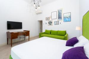 a bedroom with a bed and a green couch at Maison Ro' in Meta