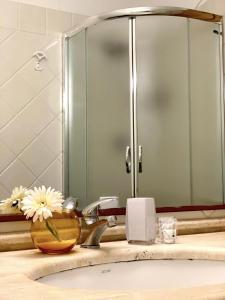 Ένα μπάνιο στο Dimora Le Galere - Pool & Relax