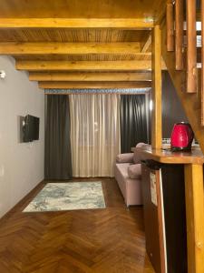 un salon avec un canapé et une table dans l'établissement Siena Hotel, à Odessa