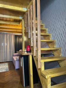 un escalier dans une cabane en rondins avec un salon dans l'établissement Siena Hotel, à Odessa
