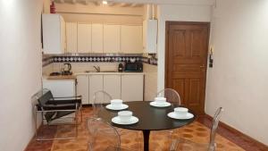 阿雷佐Maison Vasari - Centro Storico di Arezzo的房间里有一张桌子和几把椅子的小厨房