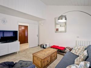 a living room with a couch and a coffee table at Duplex spacieux 8 pers avec parking, balcon et Wifi - Centre de Brides-les-Bains - FR-1-512-177 in Brides-les-Bains