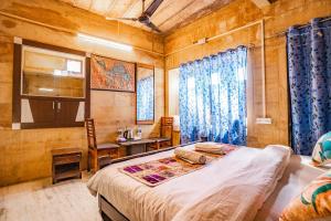Una cama o camas en una habitación de Hotel Fotiya jaisalmer