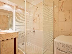 a bathroom with a shower and a toilet at Duplex spacieux 8 pers avec parking, balcon et Wifi - Centre de Brides-les-Bains - FR-1-512-177 in Brides-les-Bains +8 photos