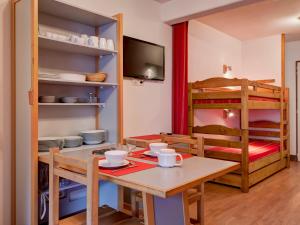 a dining room with a table and a bunk bed at Studio rénové 4 pers avec balcon, wifi, proche télécabine et spa - Brides-les-Bains - FR-1-512-160 in Brides-les-Bains