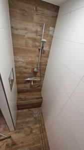 bagno con doccia e pavimento in legno di Ferienhaus Peitz a Peitz Altre 9 foto
