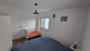 una camera da letto con un letto blu e una finestra di Ferienhaus Peitz a Peitz