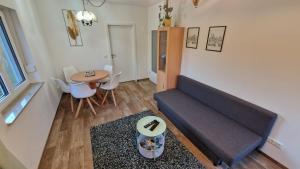 un soggiorno con un divano e un tavolo di Ferienhaus Peitz a Peitz