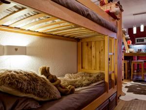 a wooden bunk bed with a teddy bear on it at Studio rénové 2* pour 4 pers, centre-ville avec parking et WiFi - FR-1-512-167 in Brides-les-Bains