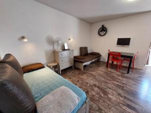 ein Schlafzimmer mit einem Bett, einem Schreibtisch und einem Stuhl in der Unterkunft Appartement familial 5 pers, centre-ville, Wifi - FR-1-512-210 in Brides-les-Bains