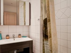 a bathroom with a sink and a shower at Appartement cosy 2 pièces avec balcon et parking, au centre de Brides-les-Bains, proche télécabine. - FR-1-512-204 in Brides-les-Bains +11 photos