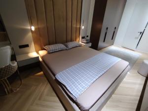 Un dormitorio con una cama grande en una habitación. en KARE Studio, en Tashkent 9 fotos más