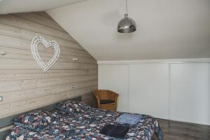 a bedroom with a bed with a heart on the wall at 9 pers 160 M² +jardin- 10mn Nantes -30mn mer in Bouguenais