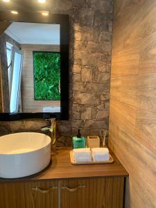 a bathroom with a sink and a mirror at Largo da Rainha, Guesthouse in Merciana +159 photos
