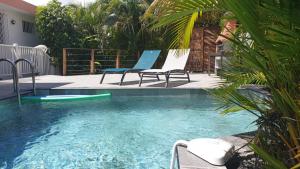 due sedie e una piscina in un cortile di Villa Zeinga a Sainte-Anne