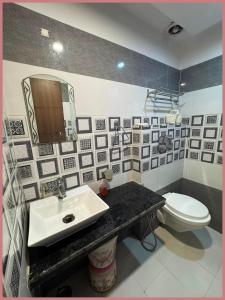 Koupelna v ubytování Baliapanda Road Abhinav Palace Resort