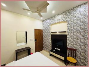 TV a/nebo společenská místnost v ubytování Baliapanda Road Abhinav Palace Resort